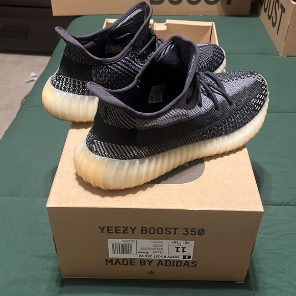 Yeezy Boost 350 V2 Carbon - Picture 3 of 3
